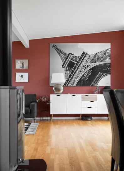 Mur intérieur après une nouvelle couche de peinture