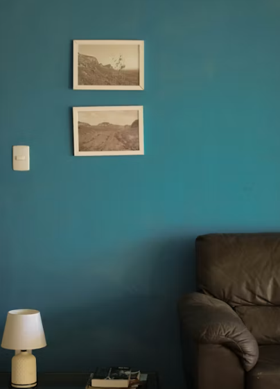 Travaux de peinture sur un mur intérieur