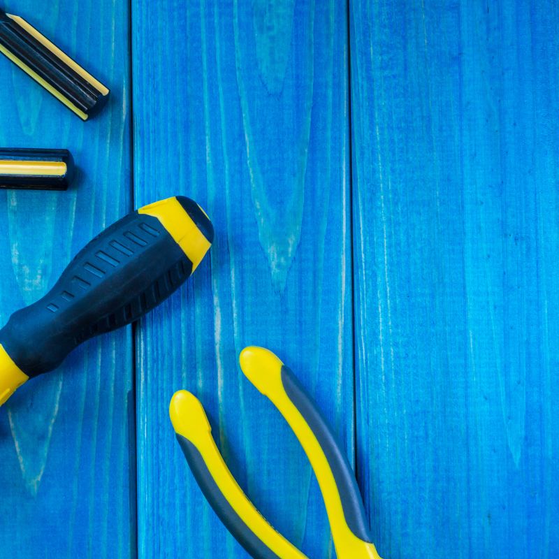 Photo de bois peint en bleu et d'outils de bricolage