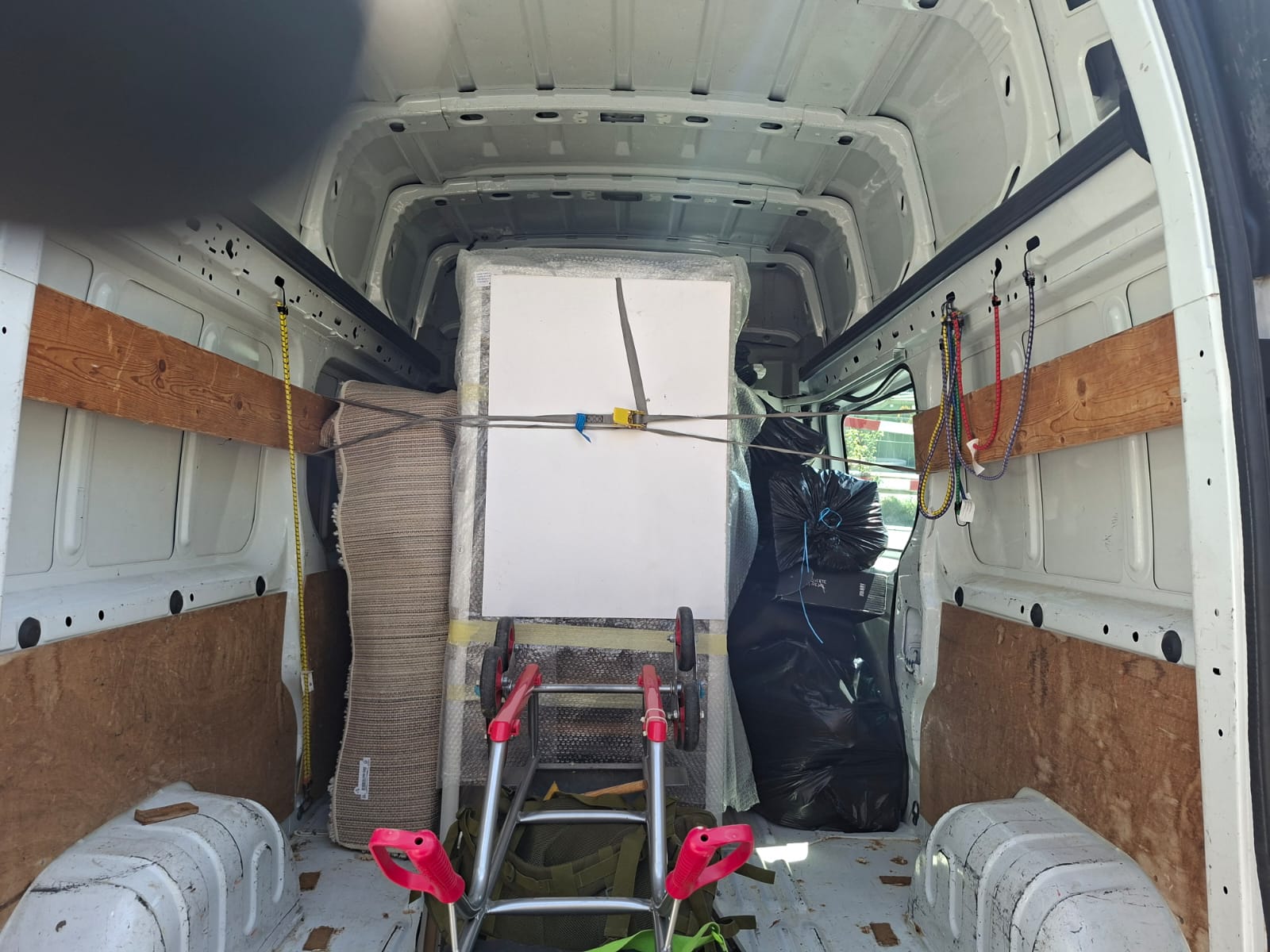 Chargement soigné d'un camion pour petit déménagement