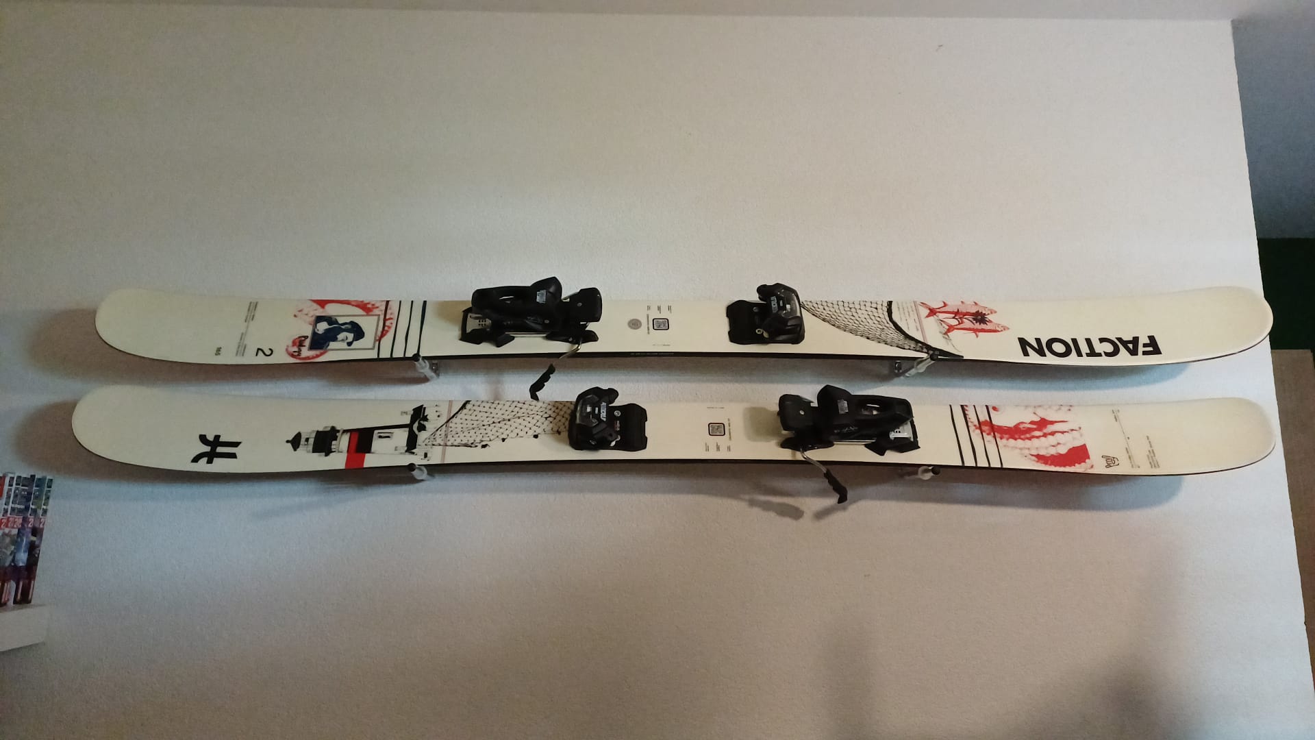 Pose d'accessoires et petits travaux de bricolage à domicile par Mister Débarras en Suisse romande