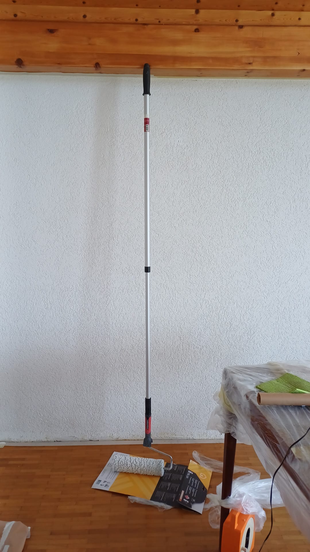 Finitions de peinture sur un mur intérieur
